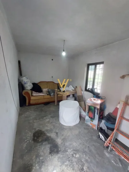 Tirane, jepet me qera toke , 600 m² (RRUGA E BURGUT)