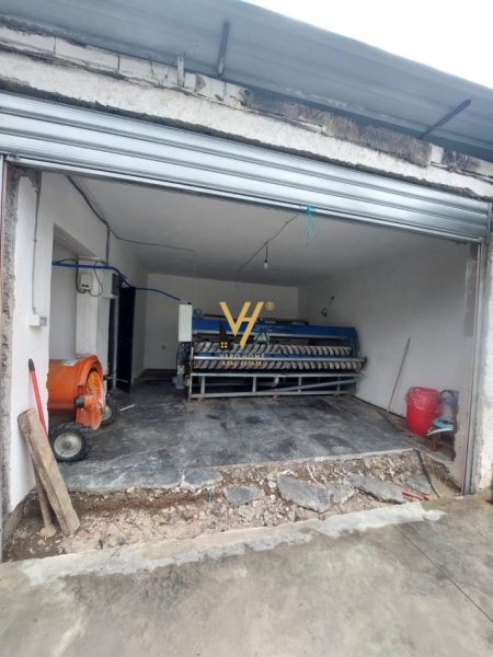 Tirane, jepet me qera toke , 600 m² (RRUGA E BURGUT)