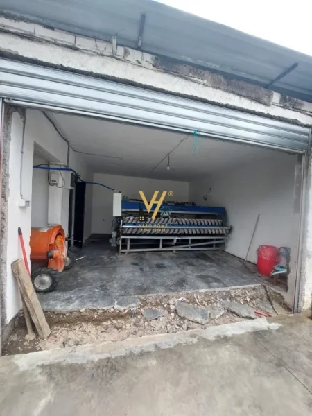 Tirane, jepet me qera toke , 600 m² (RRUGA E BURGUT)