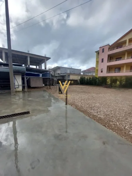 Tirane, jepet me qera toke , 600 m² (RRUGA E BURGUT)