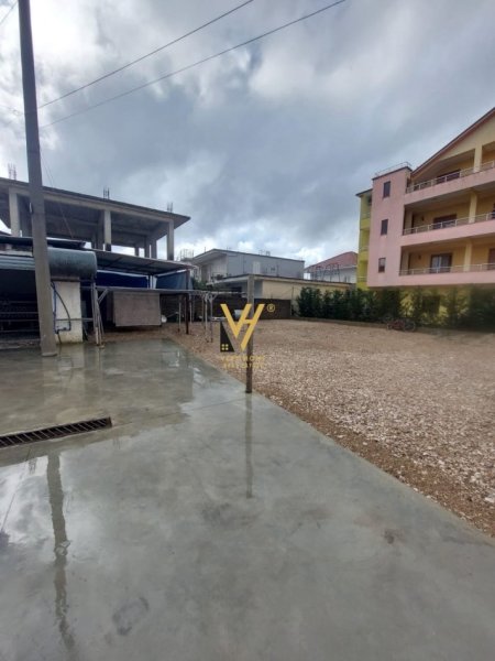 Tirane, jepet me qera toke , 600 m² (RRUGA E BURGUT)