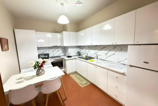 Tirane, jepet me qera apartament 2+1 Kati 8, 85 m² 830 € (bllok)