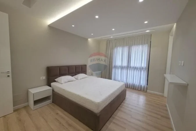 Tirane, jepet me qera apartament 3+1+Aneks+Ballkon Kati 1, 189 m² 2.000 € 
