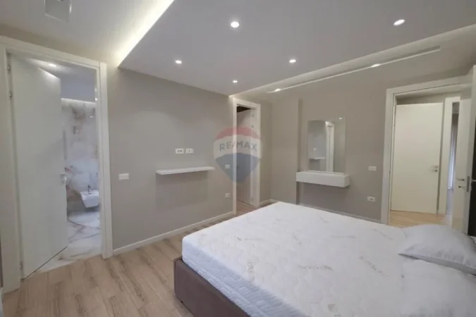 Tirane, jepet me qera apartament 3+1+Aneks+Ballkon Kati 1, 189 m² 2.000 € 