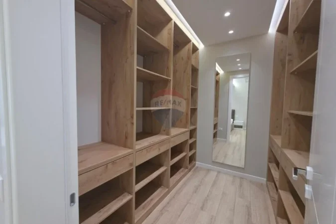 Tirane, jepet me qera apartament 3+1+Aneks+Ballkon Kati 1, 189 m² 2.000 € 