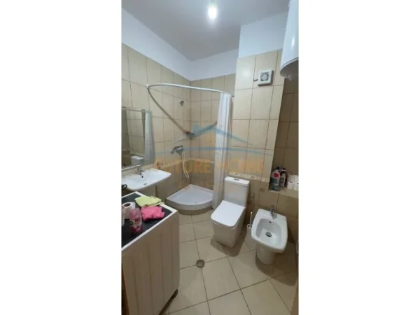 Tirane, jepet me qera apartament 1+1+PARKIM Kati 5, 73 m² 750 € (RRUGA E BARRIKADAVE)