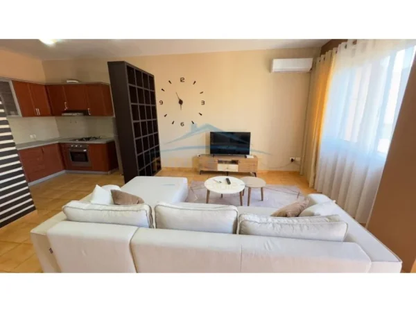Tirane, jepet me qera apartament 1+1+PARKIM Kati 5, 73 m² 750 € (RRUGA E BARRIKADAVE)