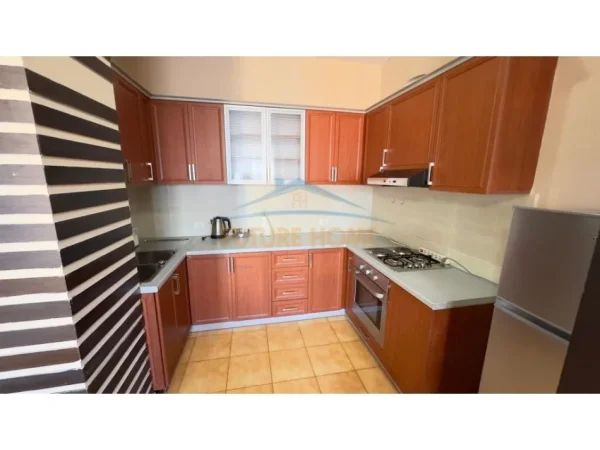 Tirane, jepet me qera apartament 1+1+PARKIM Kati 5, 73 m² 750 € (RRUGA E BARRIKADAVE)