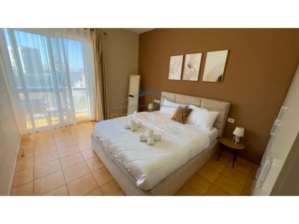 Tirane, jepet me qera apartament 1+1+PARKIM Kati 5, 73 m² 750 € (RRUGA E BARRIKADAVE)
