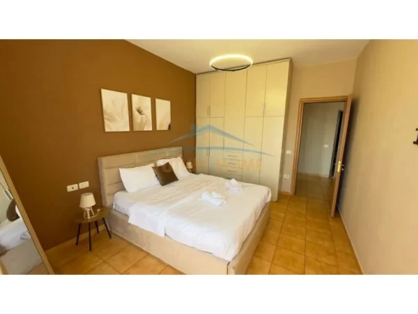 Tirane, jepet me qera apartament 1+1+PARKIM Kati 5, 73 m² 750 € (RRUGA E BARRIKADAVE)