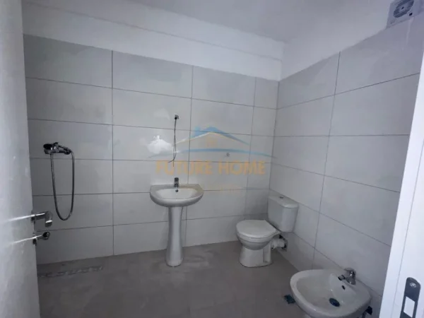 Tirane, jepet me qera apartament 1+1 Kati 3, 75 m² 350 € (Kombinat)