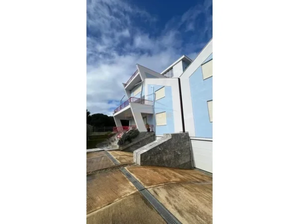 Durres, Gjiri Lalzit , shitet hotel , 1.432 m² 2800000€