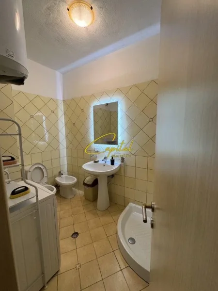 Tirane, jepet me qera apartament 1+1 Kati 3, 65 m² 550 € (ISH TREGU ELEKTRIK)