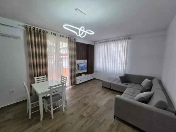 Tirane, jepet me qera apartament 1+1 Kati 3, 500 € (astir)