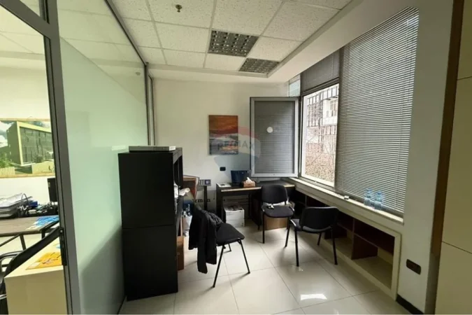 Tirane, jepet me qera zyre Kati 3, 50 m² 600 € (Rruga Margarita Tutulani)