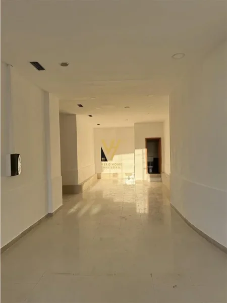 Tirane, jepet me qera ambjent biznesi Kati 0, 105 m² 900 € (QYTET STUDENTI)