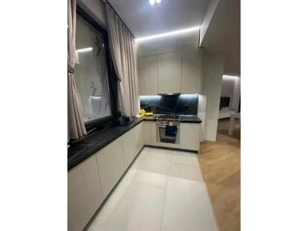 Tirane, jepet me qera apartament 1+1 Kati 4, 78 m² 850 € (Komuna e Parisit)