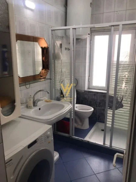 Tirane, jepet me qera apartament 2+1+Ballkon Kati 4, 80 m² 570 € (RRUGA E DIBRES)