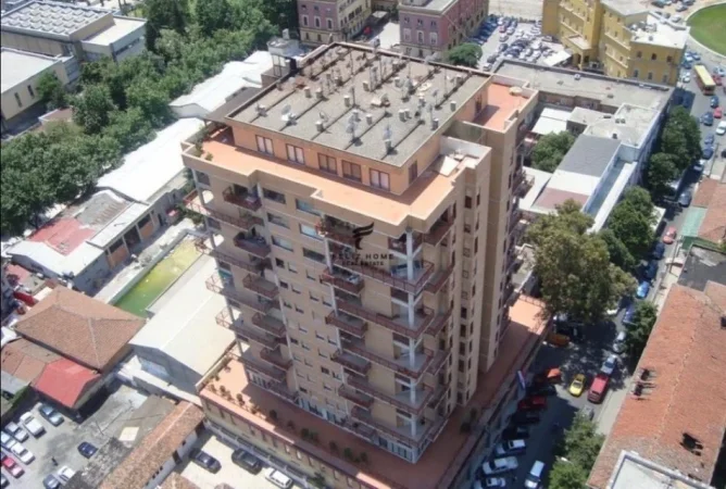 Tirane, shitet dyqan Kati 0, 28 m² 157.000 € (QENDER)