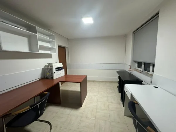 Tirane, jepet me qera ambjent biznesi Kati 2, 64 m² 460 € (21 Dhjetori)