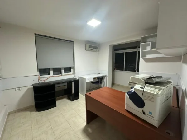 Tirane, jepet me qera ambjent biznesi Kati 2, 64 m² 460 € (21 Dhjetori)