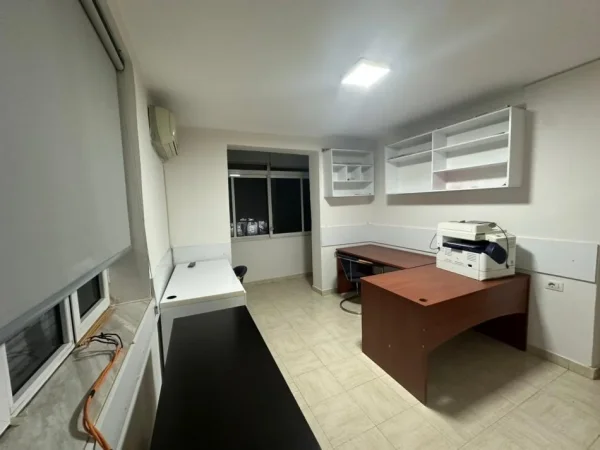 Tirane, jepet me qera ambjent biznesi Kati 2, 64 m² 460 € (21 Dhjetori)