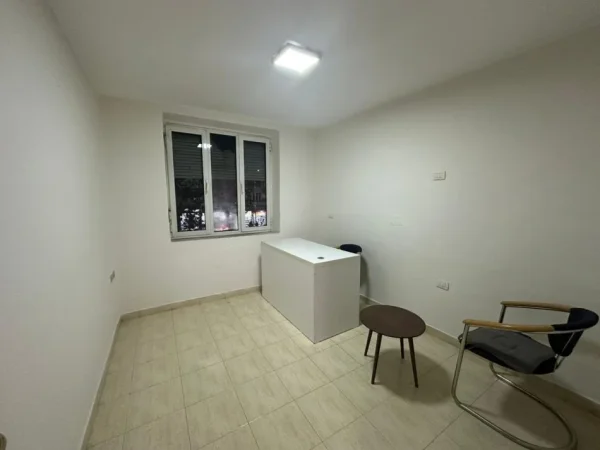 Tirane, jepet me qera ambjent biznesi Kati 2, 64 m² 460 € (21 Dhjetori)