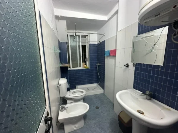 Tirane, jepet me qera ambjent biznesi Kati 2, 64 m² 460 € (21 Dhjetori)