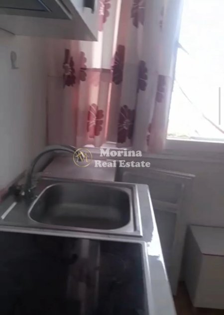 Tirane, jepet me qera apartament 1+1 Kati 3, 50 m² 250 € (Laprake)