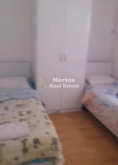 Tirane, jepet me qera apartament 1+1 Kati 3, 50 m² 250 € (Laprake)