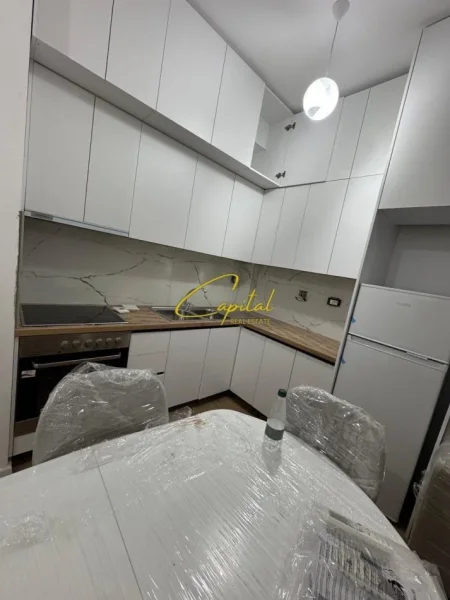 Tirane, jepet me qera apartament 1+1 Kati 1, 55 m² 450 € (ALI DEMI)