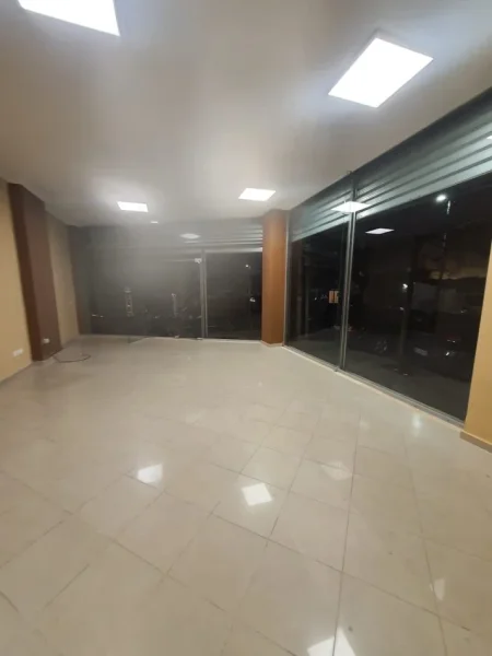 Tirane, jepet me qera ambjent biznesi Kati 0, 65 m² 700 € (Rruga e Barrikadave.)