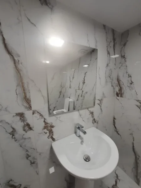 Tirane, jepet me qera ambjent biznesi Kati 0, 65 m² 700 € (Rruga e Barrikadave.)