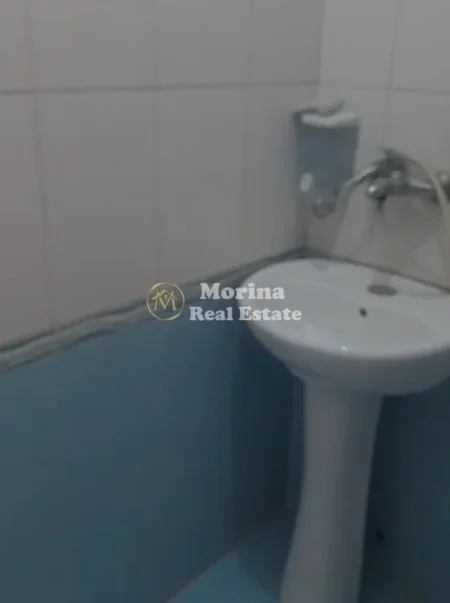 Tirane, jepet me qera apartament 1+1 Kati 3, 50 m² 250 € (Laprake)