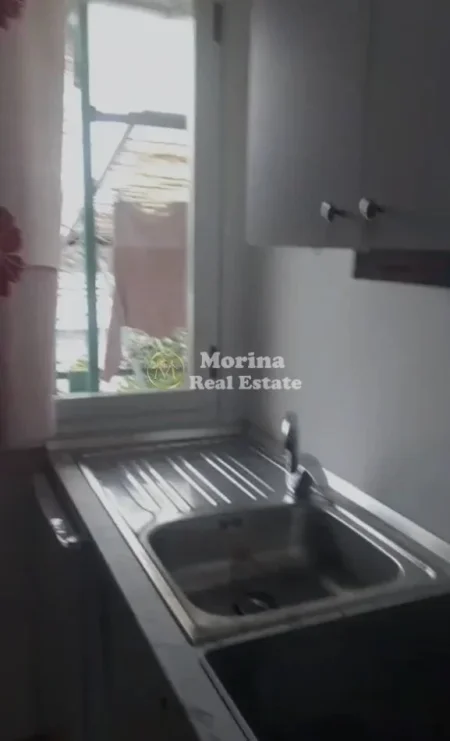 Tirane, jepet me qera apartament 1+1 Kati 3, 50 m² 250 € (Laprake)