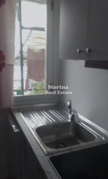 Tirane, jepet me qera apartament 1+1 Kati 3, 50 m² 250 € (Laprake)