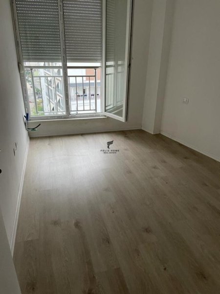 Tirane, jepet me qera zyre Kati 8, 85 m² 700 € (KOMUNA E PARISIT)