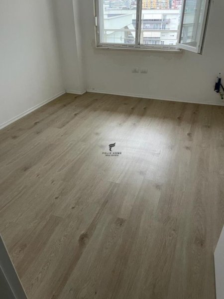 Tirane, jepet me qera zyre Kati 8, 85 m² 700 € (KOMUNA E PARISIT)