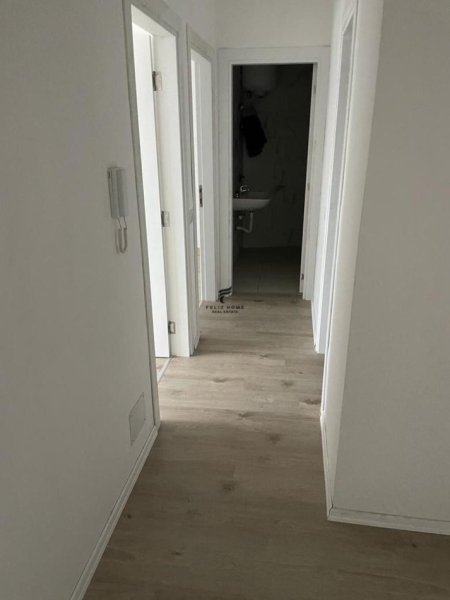 Tirane, jepet me qera zyre Kati 8, 85 m² 700 € (KOMUNA E PARISIT)