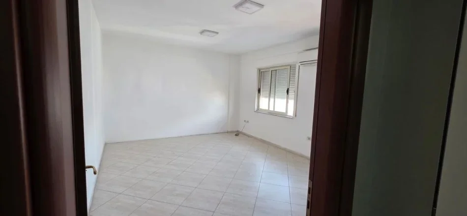 Tirane, jepet me qera apartament 2+1 Kati 7, 100 m² 600 € (Jordan Misja)