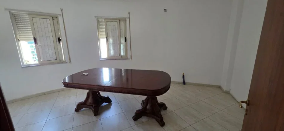 Tirane, jepet me qera apartament 2+1 Kati 7, 100 m² 600 € (Jordan Misja)