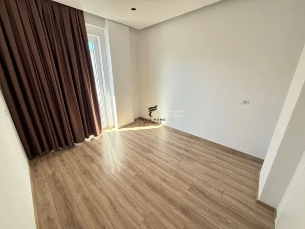 Tirane, jepet me qera zyre Kati 7, 110 m² 900 € (KOMUNA E PARISIT)
