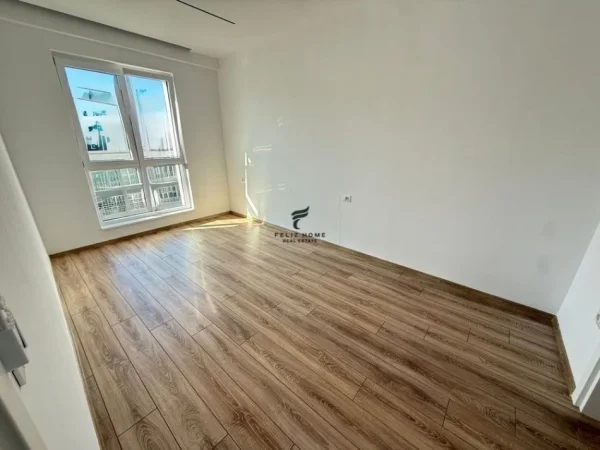 Tirane, jepet me qera zyre Kati 7, 110 m² 900 € (KOMUNA E PARISIT)