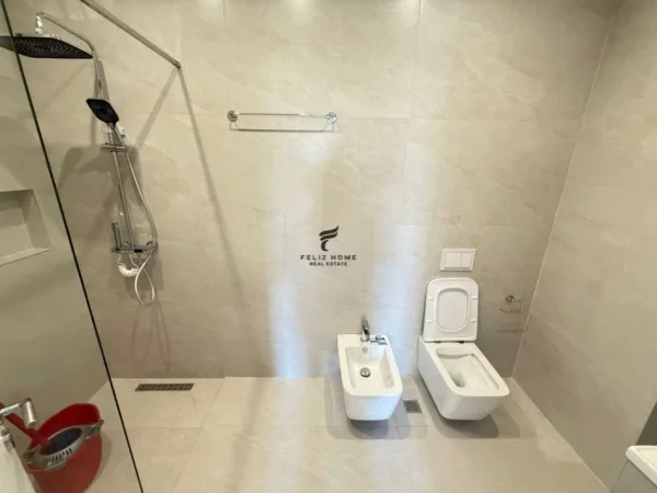 Tirane, jepet me qera zyre Kati 7, 110 m² 900 € (KOMUNA E PARISIT)