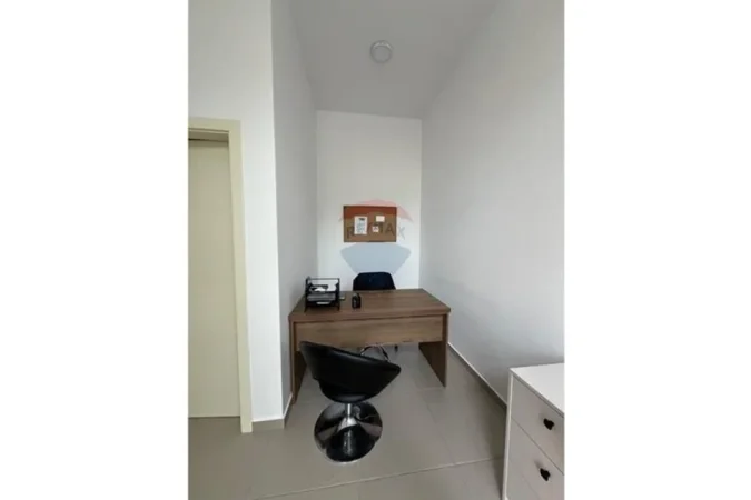 Tirane, jepet me qera zyre Kati 0, 17 m² 350 € (Rruga Barrikadave)