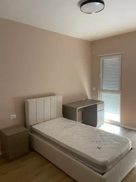 Tirane, jepet me qera apartament 2+1+Ballkon Kati 8, 92 m² 550 € (QTU)