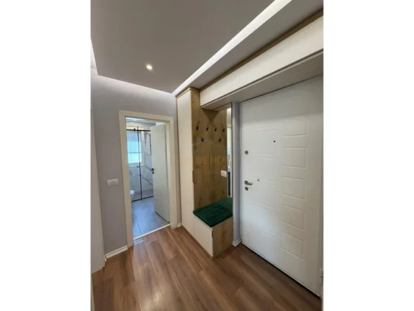 Tirane, jepet me qera apartament 2+1 Kati 5, 65 m² 1.000 € (Sheshi Willson)