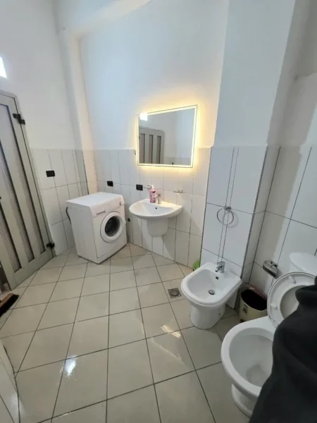 Tirane, jepet me qera apartament 1+1+Ballkon Kati 2, 75 m² 500 € 