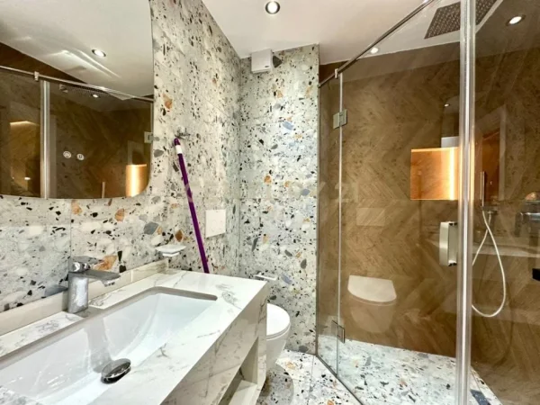 Tirane, jepet me qera apartament 2+1+Ballkon Kati 2, 100 m² 1.300 € (liqeni i thate)