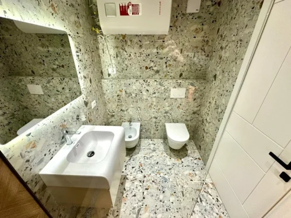 Tirane, jepet me qera apartament 2+1+Ballkon Kati 2, 100 m² 1.300 € (liqeni i thate)